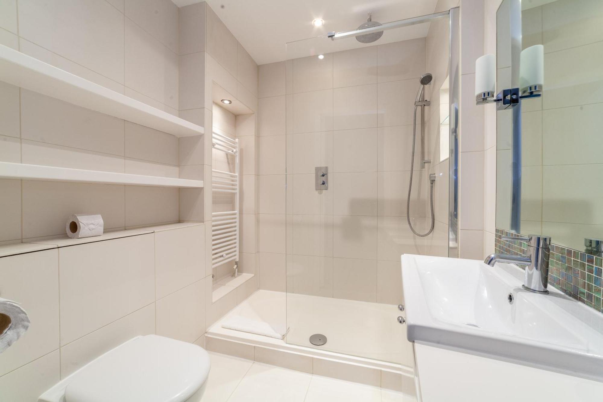 Elegance & Chic Design - 2-Bedroom Haven London Bagian luar foto