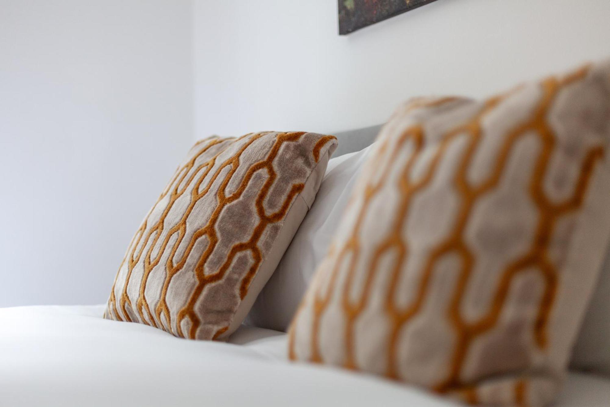 Elegance & Chic Design - 2-Bedroom Haven London Bagian luar foto