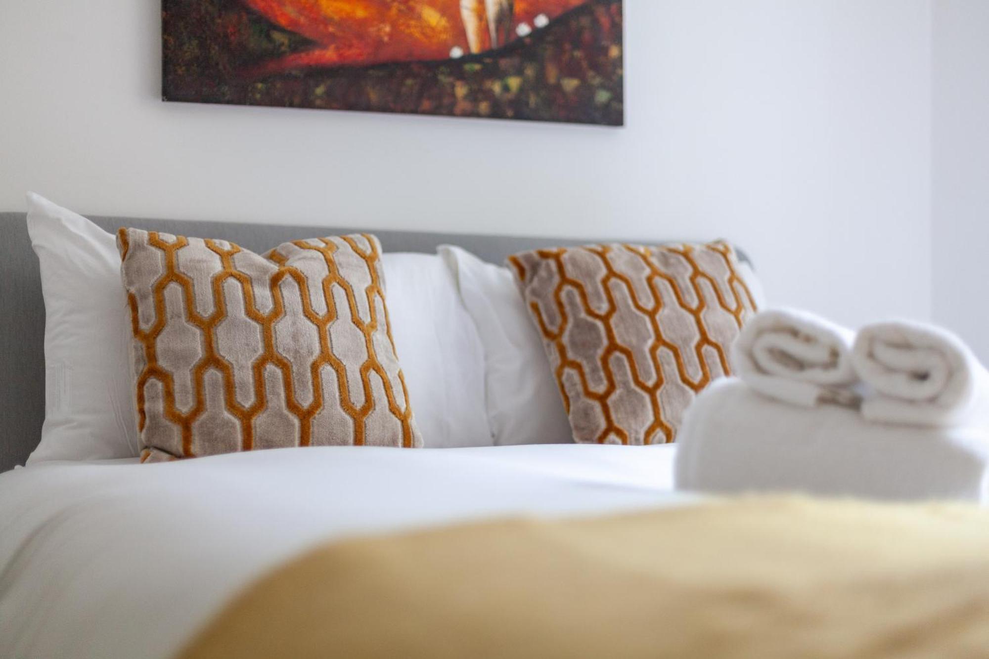 Elegance & Chic Design - 2-Bedroom Haven London Bagian luar foto
